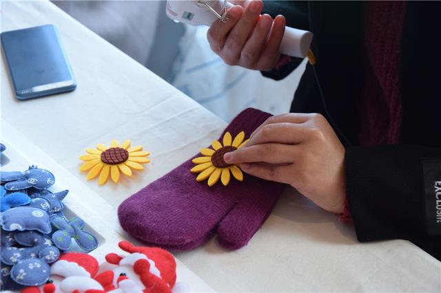 “手”護溫暖——銀基譽府花樣手套DIY活動暖心開啟